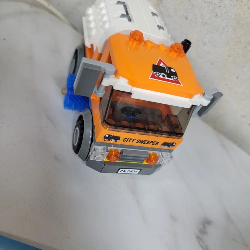 Lego 8404 City Sweeper Complete minifigures Instructions - Picture 4 of 7